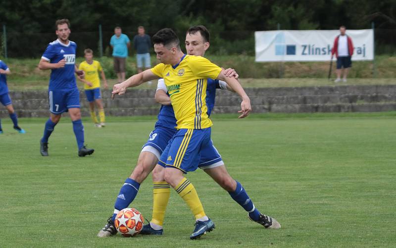 Fotbalisté Slavičína (v modrých dresech) na úvod přípravy zvítězili na Vršavě se Zlínem B 2:1