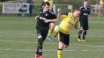 Fotbalisté Tečovic (ve žlutých dresech) v 15. kole krajské I. B třídy skupiny B zdolali béčko Holešova 2:0.