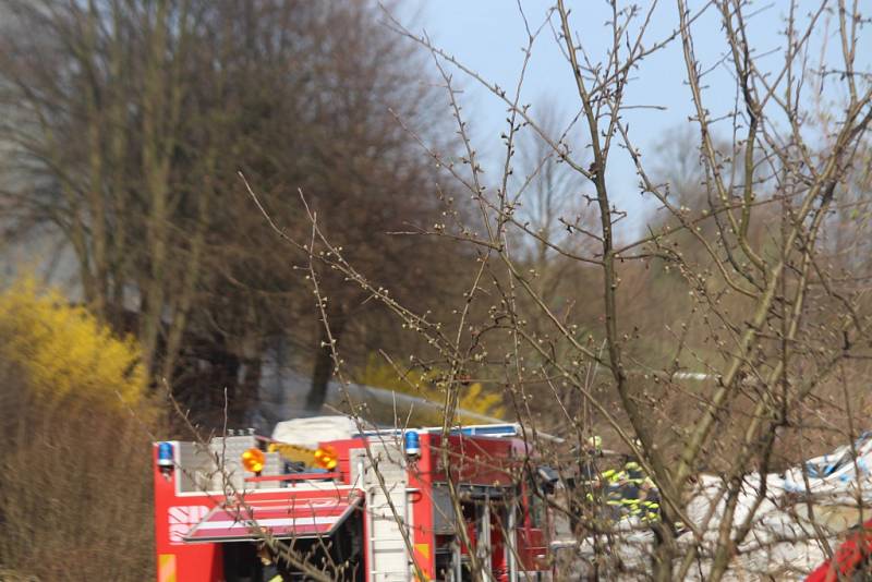 Ve Všemině hořely uskladněné plasty a pneumatiky