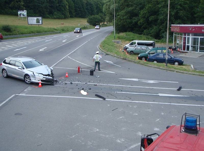 K dopravní nehodě auta a motocyklu došlo na křižovatce silnic, u čerpací stanice v části Zlín – Vršava.