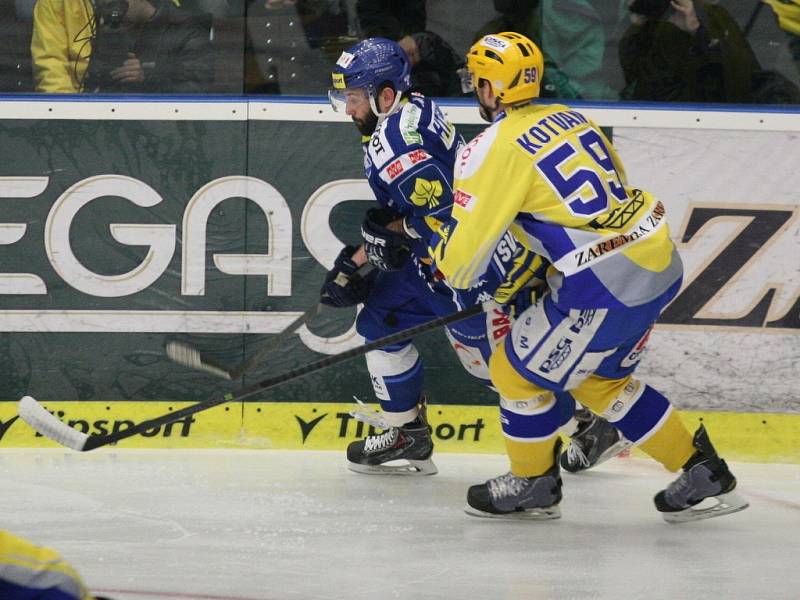 V úvodním utkání finále play off extraligy hokejistů hostil Zlín (ve žlutém) v moravském derby Kometu Brno.