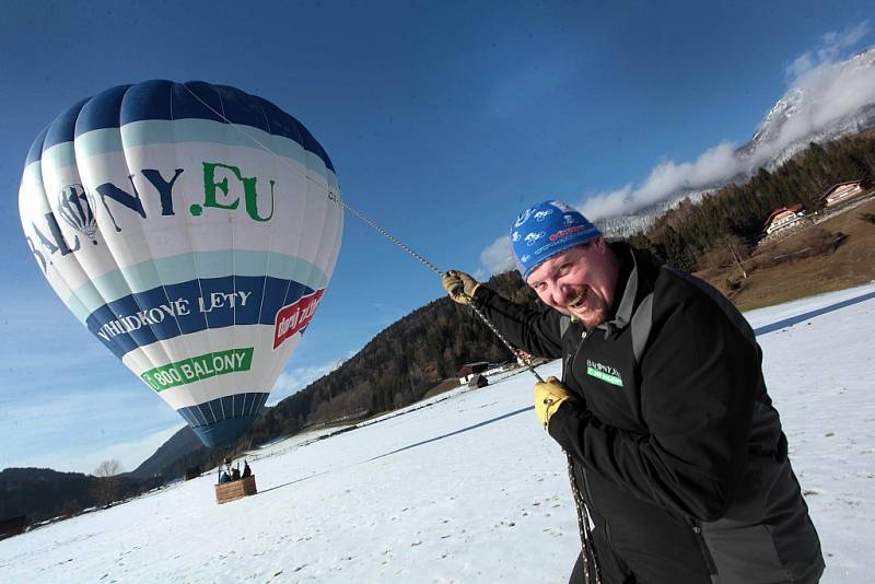 6. Hanneshof Balloon Trophy Filzmoos 2015  Mezinárodní setkání balonářů v v Alpách v Rakousku.  Přistání u městečka Ramsau.  Na snímku slovenský pilot Peter Holý.