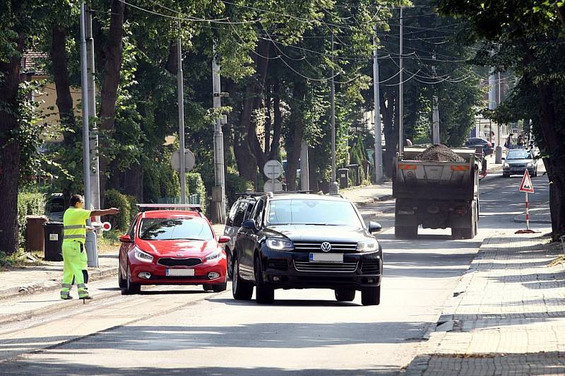 Oprava vozovky na ulici Štefánikova ve Zlíně.