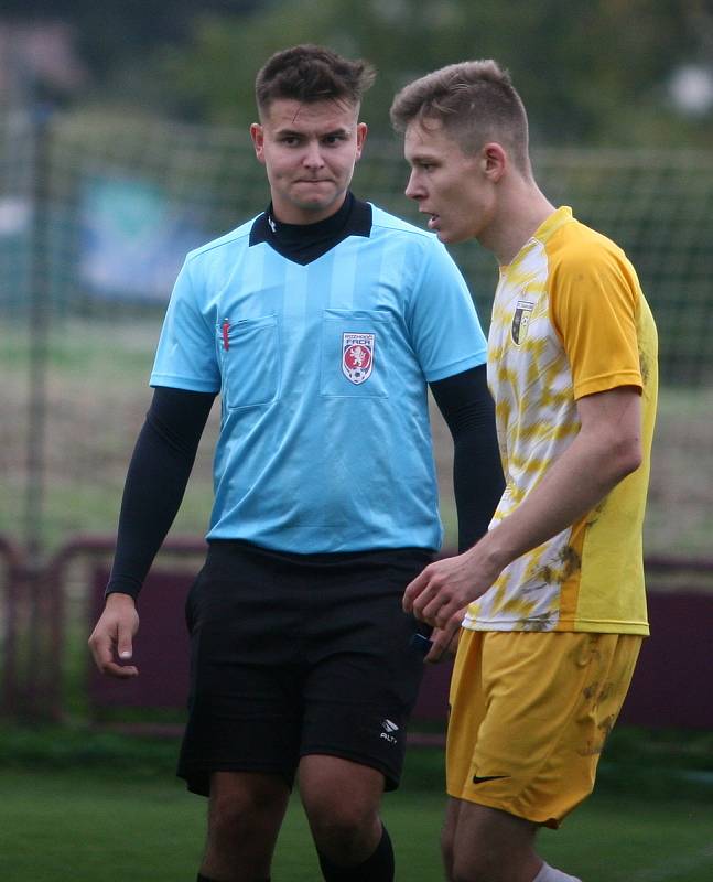 V 9. kole I. B třídy skupiny B domácí výběr Louk (v černém) udolal snaživou rezervu Slušovic 2:0,