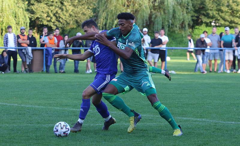 Fotbalisté Slavičína (v modrém) ve 2. kole MOL Cupu ve středu odpoledne před svými fanoušky podlehli prvoligové Karviné 1:5. Foto: Deník/Jan Zahnaš