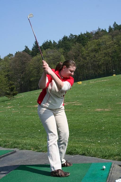 Den otevřených dveří na golfovém hřišti ve Zlíně-Kostelci, na snímku redaktorka Zlínského deníku při hře. 