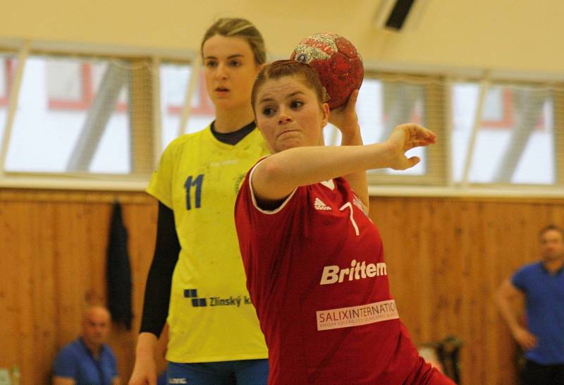 Házenkářky Veselí nad Moravou (v červených dresech) zakončily interligový ročník výhrou nad Zlínem 20:18. Oba týmy se ještě dvakrát utkají v play-out.