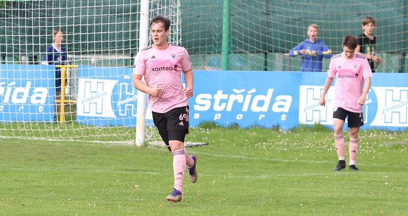 Fotbalisté Malenovic (růžové dresy) ve 21. kole I. B třídy sk. C remizovali se Starým Městem 3:3.