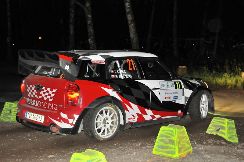 Vítězem 17. ročníku Agrotec Petronas Syntium Rally Hustopeče se stal Jan Kopecký (Škoda Fabia Rally2 evo), který o necelých sedm vteřin porazil Václava Pecha (Ford Focus WRC).