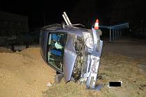 Nehoda osobního auta na kruhovém objezdu v ulici Letiště v Otrokovicích. Osmatřicetiletý řidič vozu Hyundai v opilosti přehlédl rondel a projel rovně přes travnatou plochu.