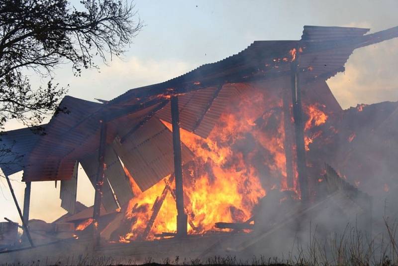 Hasiči likvidovali ve středu 2. května rozsáhlý požár skladovací haly v Horní Lhotě.