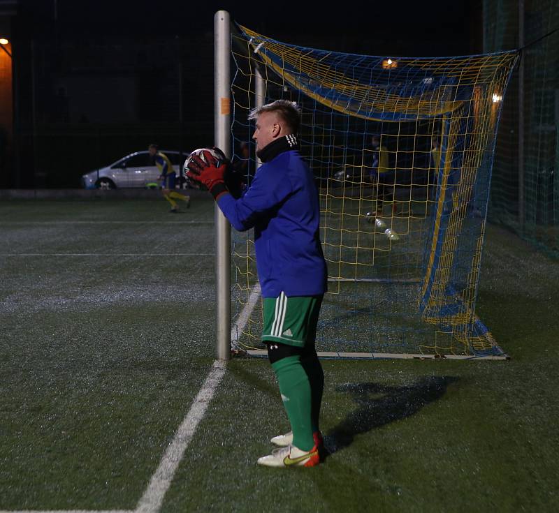 Fotbalisté Baťova (žluto-modré dresy) v přípravném zápase porazili Červený Kostelec 10:1.