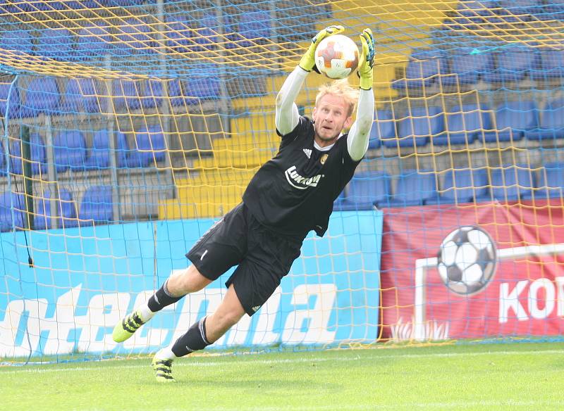 Fotbalisté Fastavu Zlín (ve žlutém) v pátečním přípravném zápase doma podlehli druholigovým Vítkovicím 0:1.