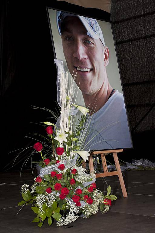 Zlínské náměstí Míru ve středu 14. září zaplnili lidé, kteří přišli uctít památku tragicky zesnulého hokejisty Karla Rachůnka. 