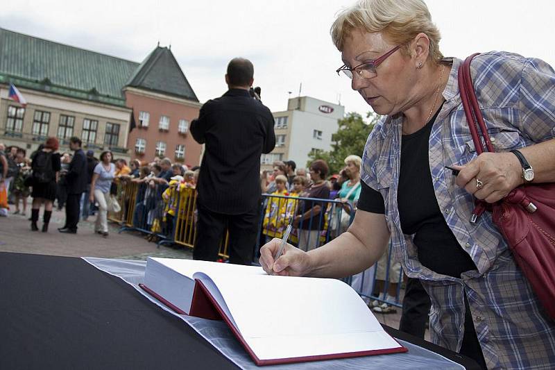 Zlínské náměstí Míru ve středu 14. září zaplnili lidé, kteří přišli uctít památku tragicky zesnulého hokejisty Karla Rachůnka. 