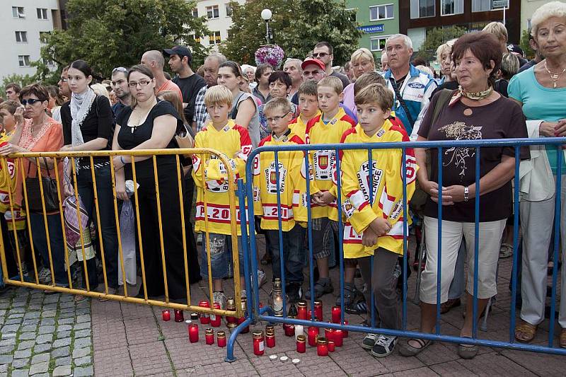 Zlínské náměstí Míru ve středu 14. září zaplnili lidé, kteří přišli uctít památku tragicky zesnulého hokejisty Karla Rachůnka. 