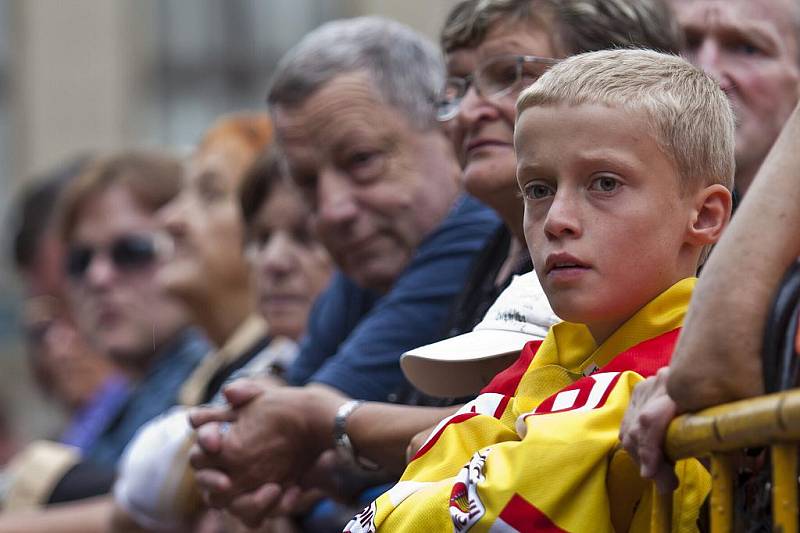 Zlínské náměstí Míru ve středu 14. září zaplnili lidé, kteří přišli uctít památku tragicky zesnulého hokejisty Karla Rachůnka. 