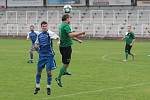 Slušovičtí fotbalisté (modré dresy) doma porazili Velké Karlovice 1:0.