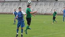 Slušovičtí fotbalisté (modré dresy) doma porazili Velké Karlovice 1:0.