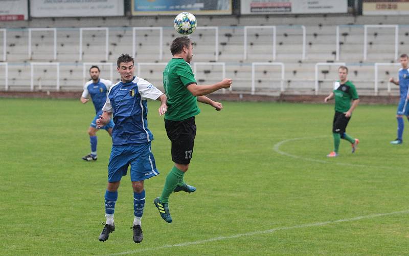 Slušovičtí fotbalisté (modré dresy) doma porazili Velké Karlovice 1:0.
