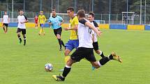 Fotbalisté Zlína B (žluté dresy) v 6. kole MSFL zdolali na Vršavě Frýdlant nad Ostravicí 1:0.