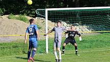 Fotbalisté Kudlova (šedé dresy) v nedělním derby podlehli Provodovu 1:2.