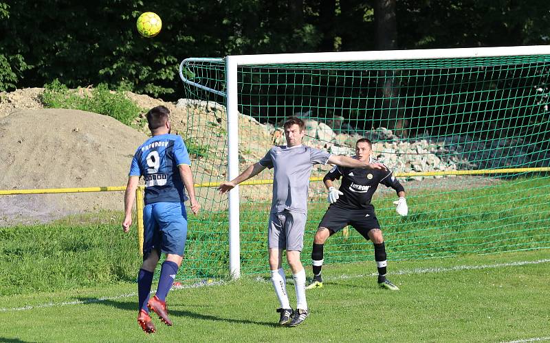 Fotbalisté Kudlova (šedé dresy) v nedělním derby podlehli Provodovu 1:2.