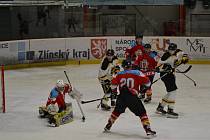 Hokejisté Brumova (červené dresy) v sobotním domácím zápase podlehli Kroměříži 4:6.
