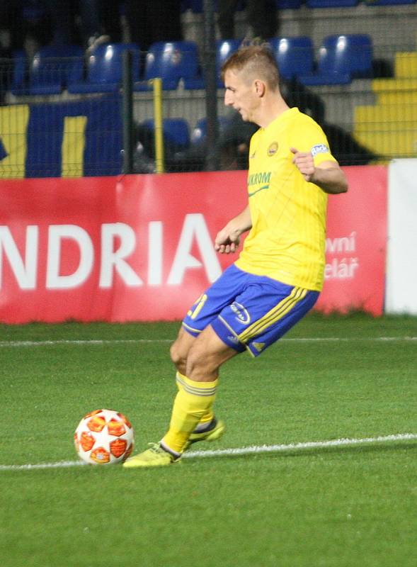 Prvoligoví fotbalisté Fastavu Zlín (ve žlutém) v pondělní dohrávce 15. kola FORTUNA:LIGY doma hostili favorizovanou Viktorii Plzeň.