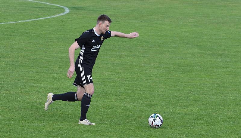 Fotbalisté Luhačovic (v černém) v rámci 23. kola krajského přebor nečekaně zvítězili ve Slušovicích 1:0.