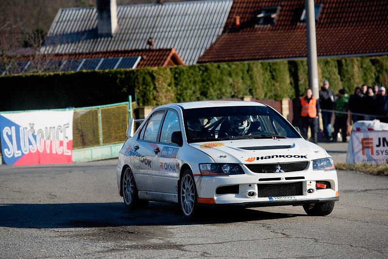 Jubilejní 10. ročník exhibičního závodu Mikuláš Rally na Slušovicku ovládl Jan Černý ve voze Škoda Fabia R5, jenž o tři desetiny vteřiny porazil vsetínského Miroslava Jakeše. Foto: pro Deník/Jan Pořízek