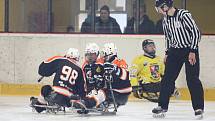 Sledge hokejisté Lapp Zlín (v černém) otočili finálovou sérii para ligy, když o víkendu porazili Studénku dvakrát 5:0 . Svěřenci trenéra Tomáše Sedláčka dosáhli na pátý český titul v řadě, celkově šestý.