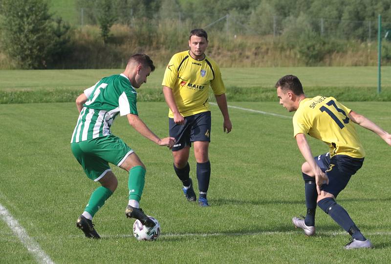 Fotbalisté Újezdu (ve žlutých dresech) zdolali Vysoké Pole 4:2 a před letní pauzou zůstali v čele Ligy4.