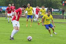 Fotbalisté Zlína B (žluté dresy) ve 27. kole MSFL deklasovali Uherský Brod 5:0.
