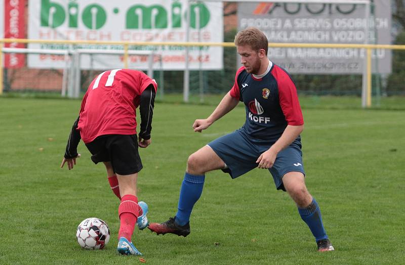 Fotbalisté Mladcové B  (modré dresy) v 10. kole okresního přeboru Zlínska zdolaly Příluky 3:2.