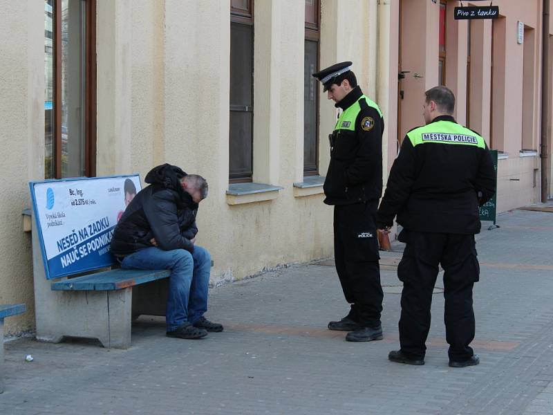 Mnozí lidé na nádraží v Otrokovicích nemají odvahu využívat tamní nevzhledný výtah. Někdy v něm přespává nějaký bezdomovec, výtah bývá také znečištěný výkaly. Kvůli bezdomovcům se lidé v noci bojí také využívat podchod.