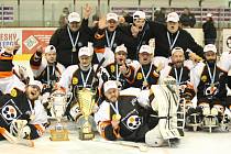 Druhé finále sledge hokejové ligy mezi Lapp Zlín a Pardubicemi v pátek večer opět vyhráli po velkém boji domácí (3:2 po sam. náj.). Zlínští tak získali třetí titul za sebou a slaví zlatý hattrick.