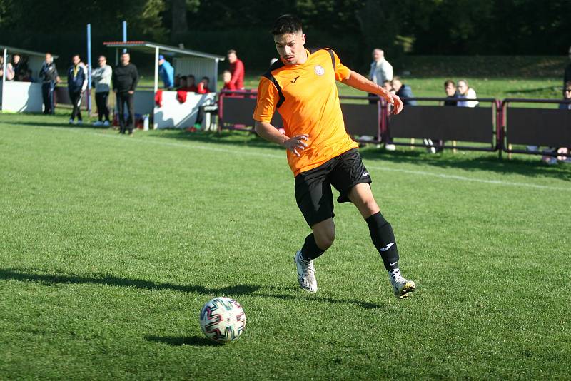 Fotbalisté Louk v rámci 10. kola I. B třídy skupiny B dokázali porazit Chropyněi 3:1, díky třem trefám Sebastiána Kuny.