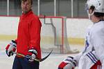 Hokejový útočník New Yorku Rangers Filip Chytil se společně se svým agentem Jaroslavem Balaštíkem a starším bratrem Liborem trénoval na zimním stadionu v Uherském Hradišti.