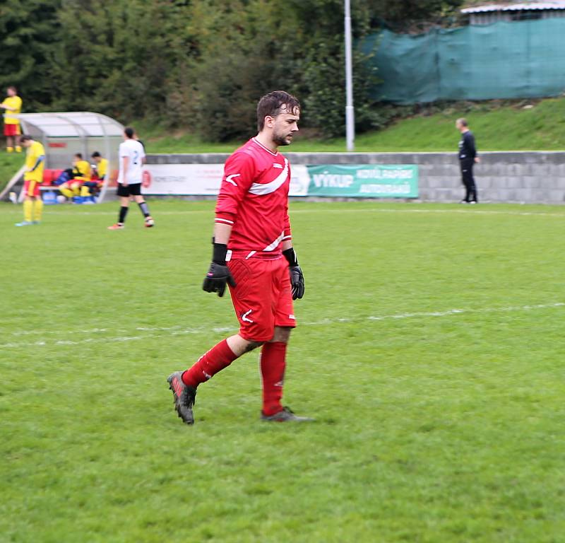 Fotbalové Příluky "B" (žluté dresy) v sobotním 7. kole IV. B třídy poprvé v sezoně bodovaly, rovnou zvítězily. Doma porazily Trnavu 4:3.