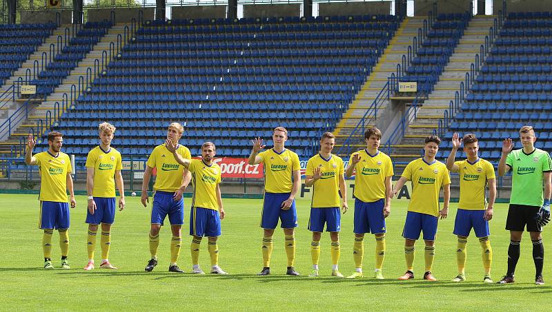 Fotbalisté Zlína B (žluté dresy) v nedělním zápase 29. kole MSFL na Letné remizovali s Frýdkem-Místkem 2:2.