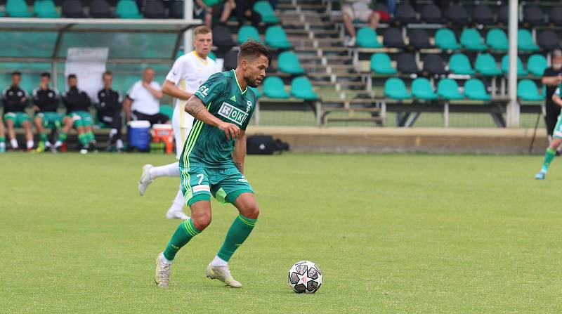 Fotbalisté Zlína (bílé dresy) v sobotním přípravném zápase zdolali domácí Karvinou 2:0.