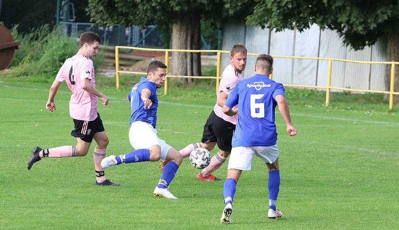 Fotbalisté Malenovic (růžové dresy) doma prohráli se Zborovicemi 1:5.