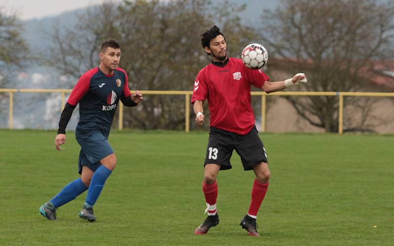 Fotbalisté Mladcové B  (modré dresy) v 10. kole okresního přeboru Zlínska zdolaly Příluky 3:2.