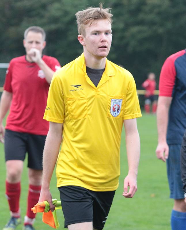 Fotbalisté Mladcové B  (modré dresy) v 10. kole okresního přeboru Zlínska zdolaly Příluky 3:2.