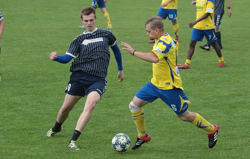 Fotbalisté Lužkovic (tmavé dresy) pod novým trenérem Poláškem nastříleli Pasekám osm branek a vyhráli 8:0