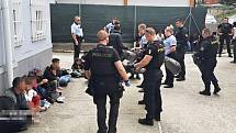 Skupina migrantů zadržená policisty. Ilustrační foto.