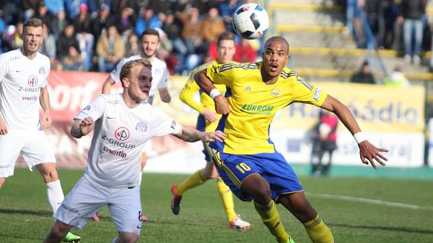 FC Fastav Zlín (ve žlutém) proti Slovácku
