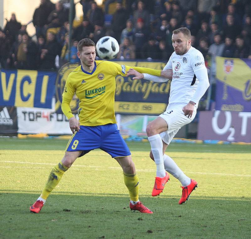 FC Fastav Zlín (ve žlutém) v derby proti 1.FC Slovácko