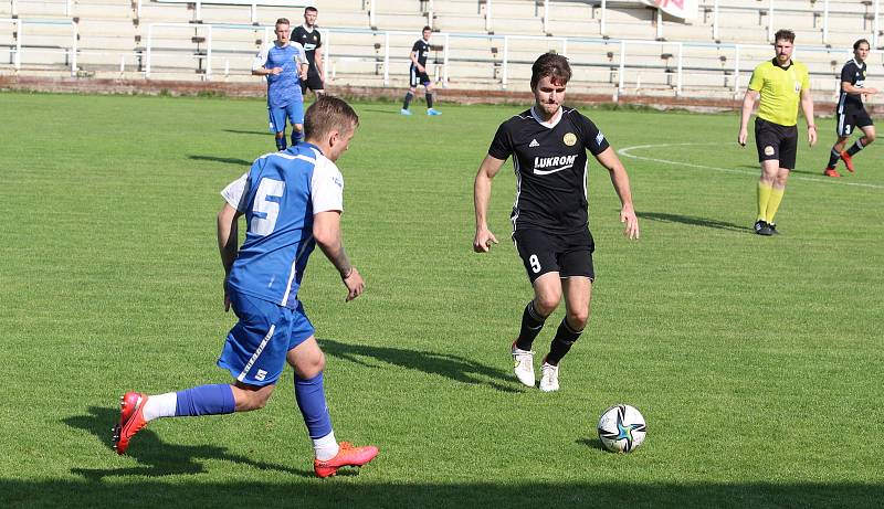 Fotbalisté Luhačovic (v černém) v rámci 23. kola krajského přebor nečekaně zvítězili ve Slušovicích 1:0.